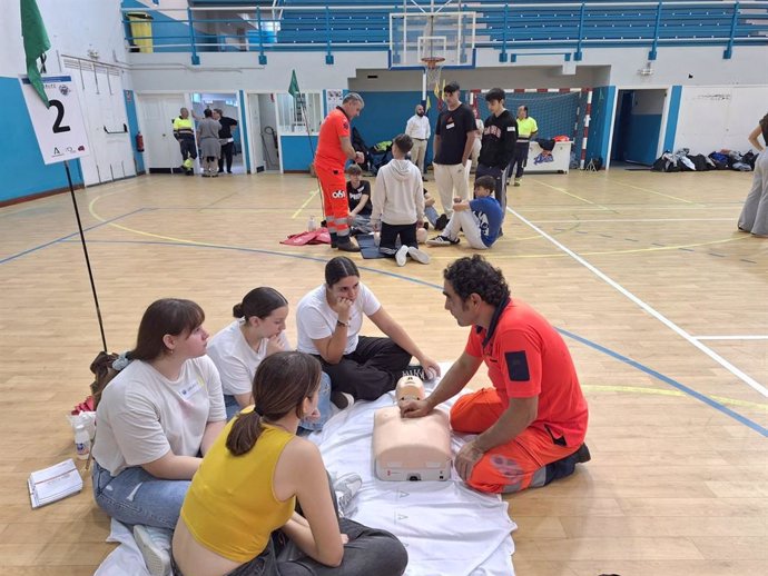 Jóvenes gaditanos aprenden técnicas de reanimación cardiopulmonar.