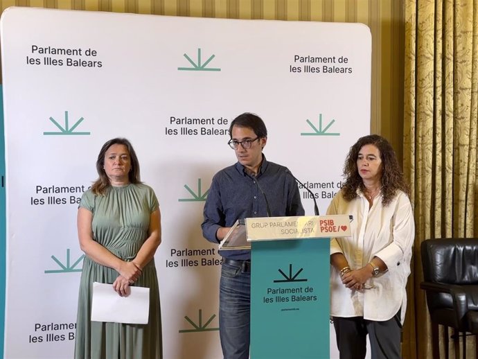 El portavoz del PSIB, Iago Negueruela, y las diputadas y miembros de la Mesa del Parlament Mercedes Garrido y Pilar Costa.