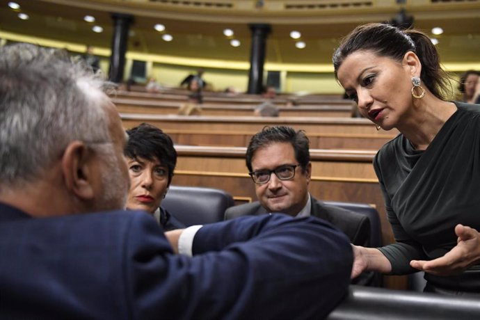 El ministro de Política Territorial , Ángel Víctor Torres, conversa con , la ministra de Inclusión, Seguridad Social y Migraciones, Elma Saiz; el ministro para la Transformación Digital, Óscar López y la ministra de Juventud e Infancia, Sira Rego.