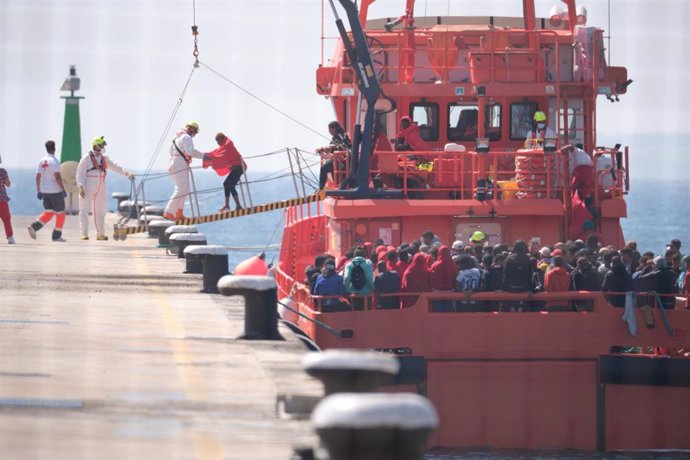 Alrededor de 180 personas llegan a Puerto del Rosario trasladadas por el barco Guardamar Talia de Salvamento Marítimo, a 23 de septiembre de 2024, en Puerto del Rosario, Fuerteventura, Canarias (España). 