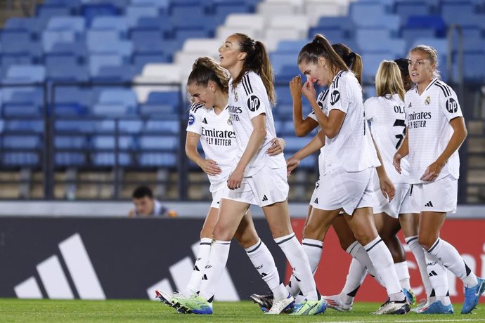 Las jugadoras del Real Madrid celebran el gol de Caroline Weir en el derbi de la Liga F ante el Atlético de Madrid