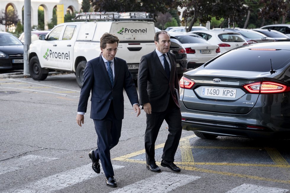 Almeida y Carabante de camino a su reunión en el Ministerio de Transportes