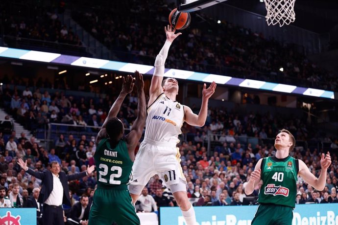 Archivo - Mario Hezonja intenta una canasta durante el Real Madrid-Panathinaikos de la Euroliga 23-24