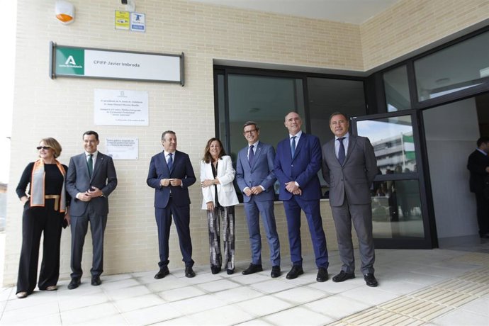 Foto de familia en la inauguración del centro integral de FP de aeronáutica, con presencia del alcalde de La Rinconada (2i).