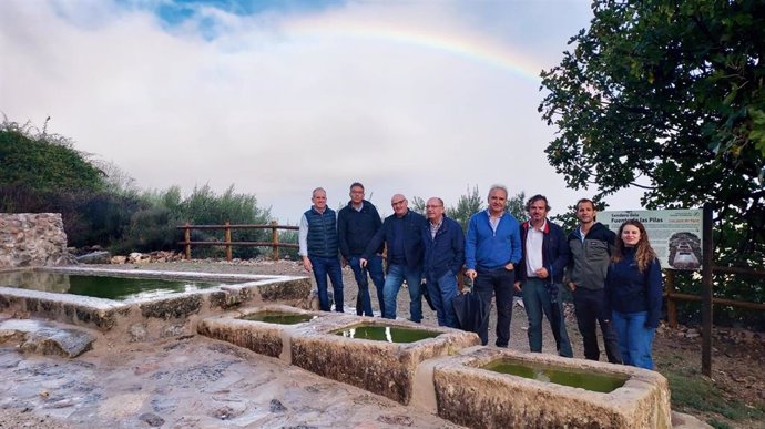 Martínez (izda.), junto al resto de autoridades, en la visita a la 'Fuente de las Pilas', en Doña Mencía.