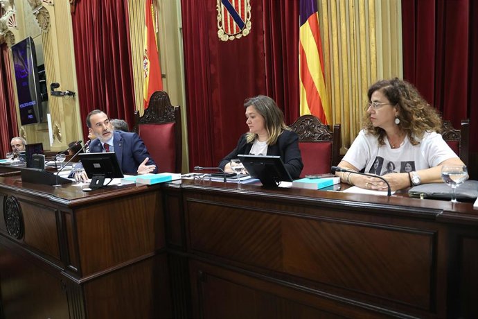 El presidente del Parlament Balear, Gabriel Le Senne (3d) y las vicepresidenta segunda y secretaria segunda de la Mesa, Mercedes Garrido (2d) y Pilar Costa (1d).