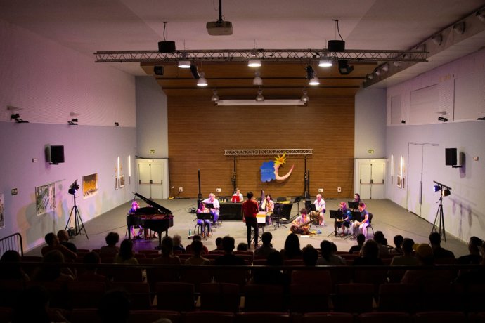 La Casa de la Música del Centre Cultural Las Cigarreras d'Alacant reunix a músics de diferents nivells per a formar una "orquestra de música improvisada".