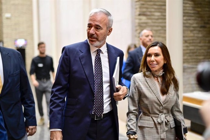 El presidente de Aragón, Jorge Azcón, pronuncia su discurso durante el primer Debate sobre el Estado de la Comunidad de su mandato, a 16 de octubre de 2024, en Zaragoza, Aragón (España).  