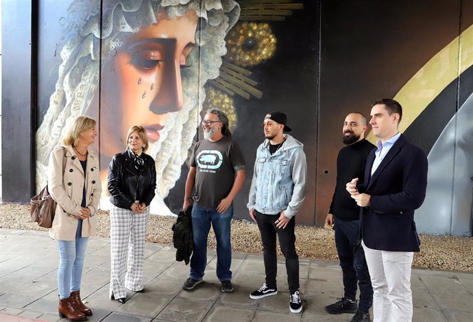 La alcaldesa de Jerez con los artistas urbanos que han pintado el muro en la barriada de Las Viñas.