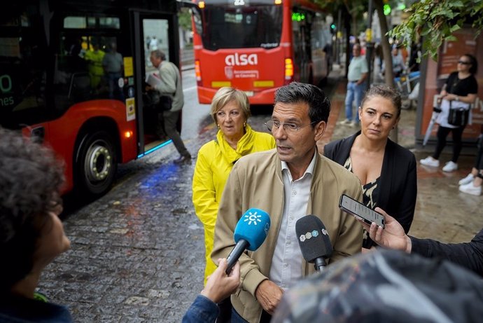 El portavoz del PSOE en el Ayuntamiento de Granada, Paco Cuenca, atiende a los medios en presencia de las concejalas María de Leyva y Raquel Ruz