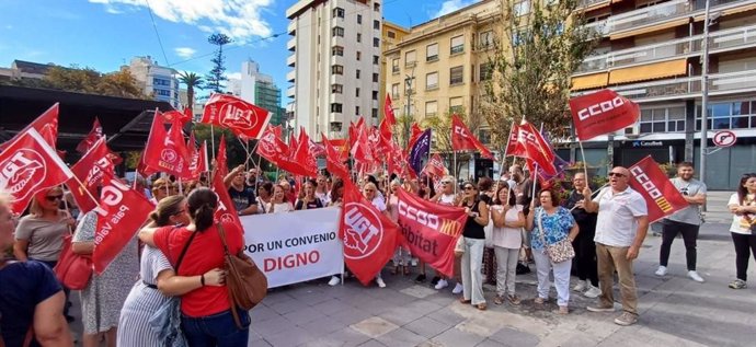 Concentració de professionals del sector de la neteja enfront de la Subdelegació del Govern a Alacant.