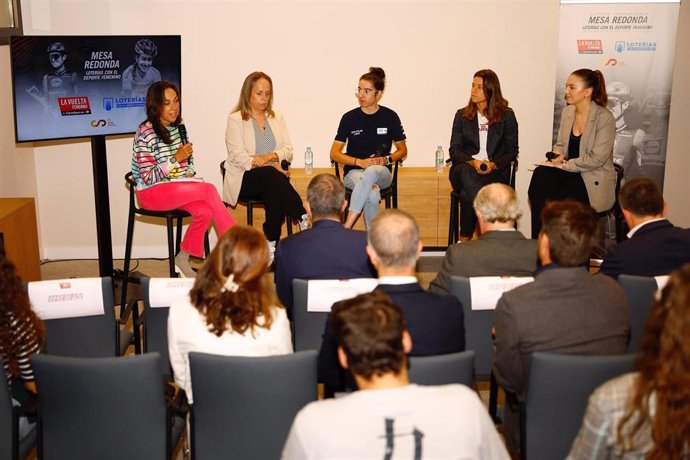 Dori Ruano, exciclista y embajadora de La Vuelta femenina; Gema Pascual, exciclista y seleccionadora nacional de ciclismo femenino en ruta; Mireia Benito, ciclista profesional; y Jennifer Pedro, exjugadora de fútbol sala y fútbol.