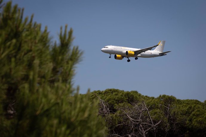 Archivo - Un avión de Vueling