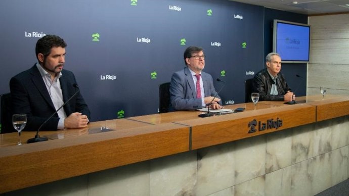 El director general de Empresa, Energías e Internacionalización, Amadeo Lázaro. Lo han acompañado el director gerente de Double Cork, Francisco Flor, y el director de Altavitis Technologies, Javier Tardáguila