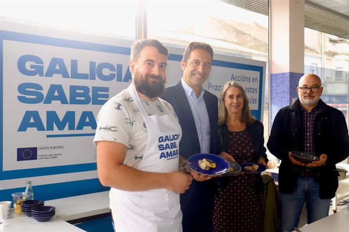 El conselleiro do Mar, Alfonso Villares, en una acción promocional e informativa de la campaña 'PescadeRías, ¿de onde se non?', en el mercado de A Estrada (Pontevedra)