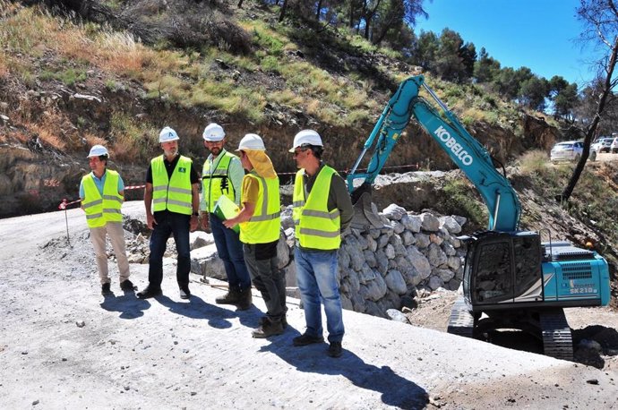 Archivo - Visita a los trabajos de restauración forestal y de infraestructuras en la zona afectada por el incendio de Los Guájares (Granada). (Foto de archivo).