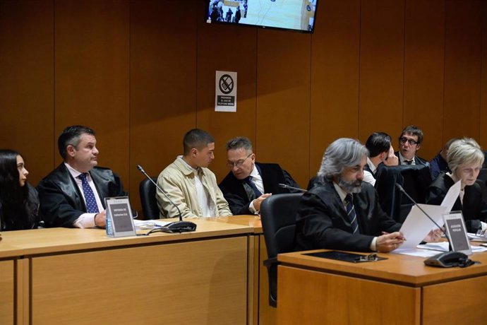 Sala de la Audiencia de A Coruña donde se juzga el crimen de Samuel Luiz con acusados y partes personadas 