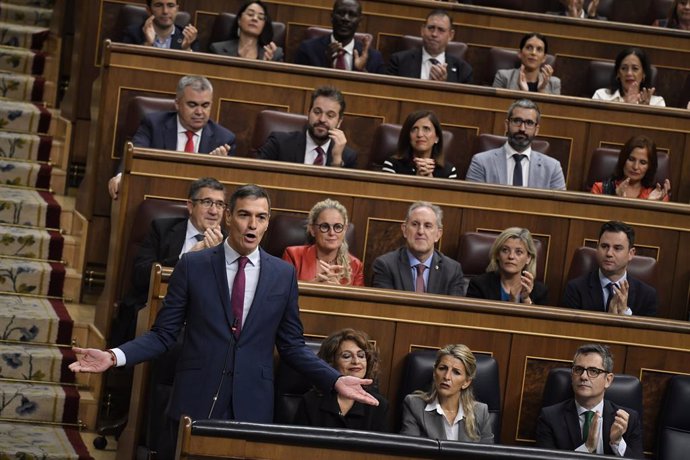 El presidente del Gobierno, Pedro Sánchez ,interviene durante una sesión de control al Gobierno, en el Congreso de los Diputados, a 16 de octubre de 2024, en Madrid (España). El PP y Vox preguntan sobre el 'caso Koldo' y otras causas de corrupción al Gobi