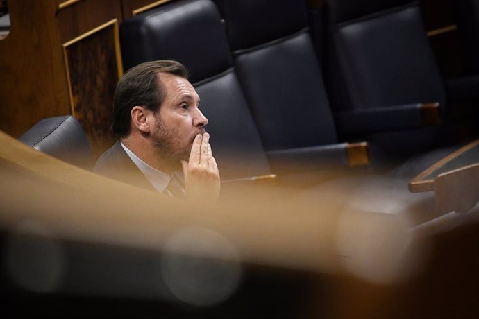 El ministro de Transportes y Movilidad Sostenible, Óscar Puente, durante una sesión de control al Gobierno, en el Congreso de los Diputados, a 16 de octubre de 2024, en Madrid (España).