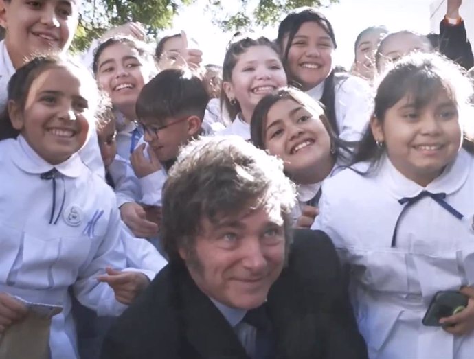 Archivo - El presidente argentino, Javier Milei, junto a varios niños y niñas