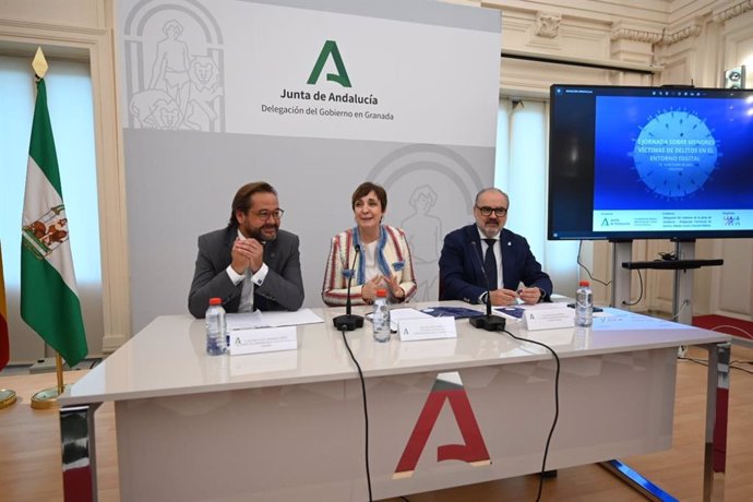 De izquierda a derecha en la imagen, el delegado del Gobierno andaluz en Granada, Antonio Granados, la qviceconsejera de Justicia, Administración Local y Función Pública, Ana Corredera, y el delegado territorial Luis Recuerda