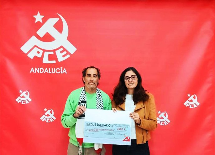 Dirigentes del PCA Córdoba muestran el cheque solidario que envían a Gaza.