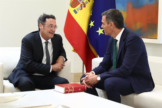 Archivo - El presidente del Gobierno, Pedro Sánchez (d), recibe la Memoria Anual de la Fiscalía de manos del fiscal general del Estado, Álvaro García Ortiz (i), en el Complejo de la Moncloa, a 4 de septiembre de 2024, en Madrid (España).