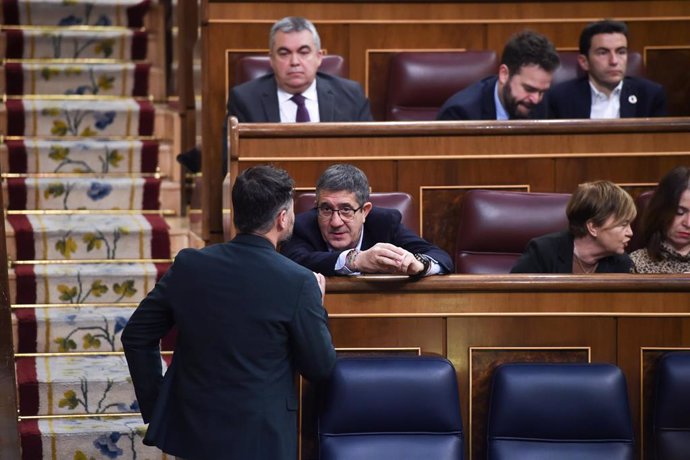 Archivo - El portavoz de ERC en el Congreso, Gabriel Rufián (i), conversa con el portavoz del PSOE en el Congreso, Patxi López (d), durante una sesión plenaria