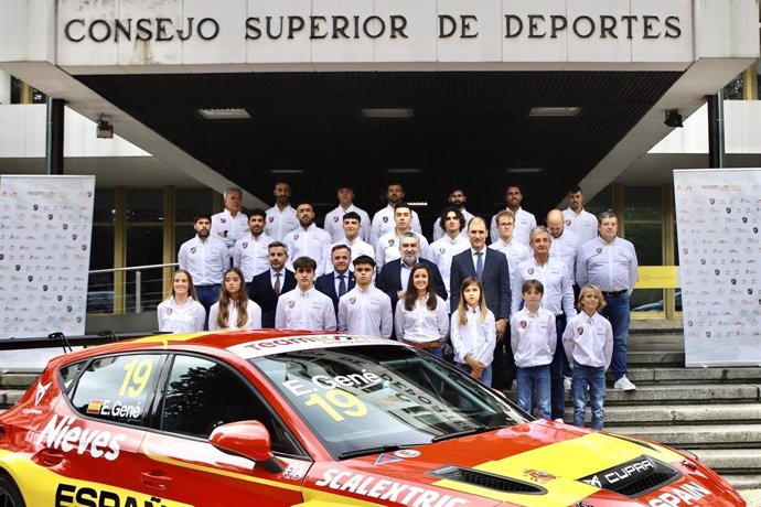 Foto de família després de la recepció oficial en el CSD a la selecció espanyola que competirà als FIA Motorsport Games de la Comunitat Valenciana