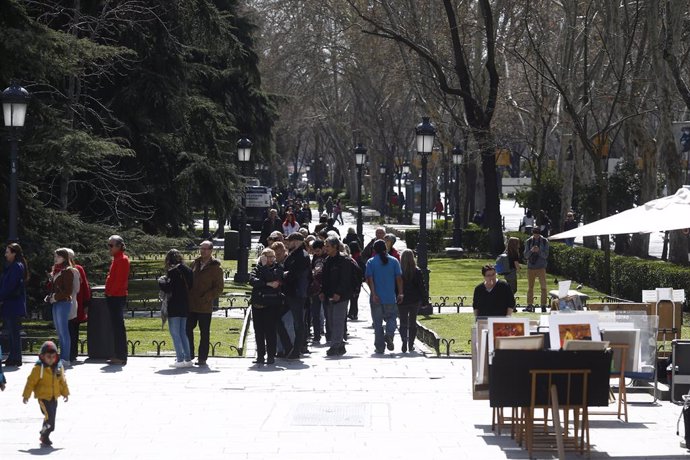 Archivo - Entrada al museo del Prado, gente, turismo, turista, turistas, Madrid, cola de gente, colas de gente,  personas, persona, exteriores del museo del prado