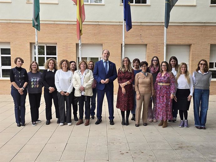 El rector de la UJA (c), junto a asistentes al encuentro de la Red de Unidades de Igualdad de las Universidades Públicas Andaluzas.