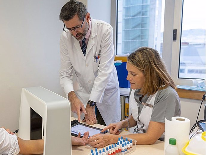 Gabriel Gastaminza y Maite Urtasun, director y enfermera del Departamento de Alergología, realizan pruebas con el 'Nexkin DSPT' en la Clínica Universidad de Navarra.