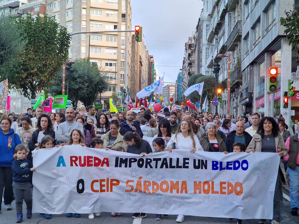 Miles de personas protestan en Vigo para exigir a la Xunta que  repiense el modelo  educativo y contrate más profesores