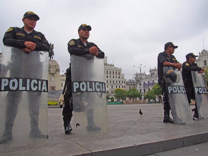 Archivo - Imagen de archivo de agentes de Policía de Perú