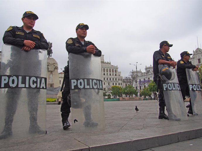 Archivo - December 16, 2022, Lima, Lima, Peru: Soldiers and policemen guard the city amid violent protests following the ouster of President Pedro Castillo. Peru's new government declared a 30-day national emergency on Wednesday, suspending the rights of 