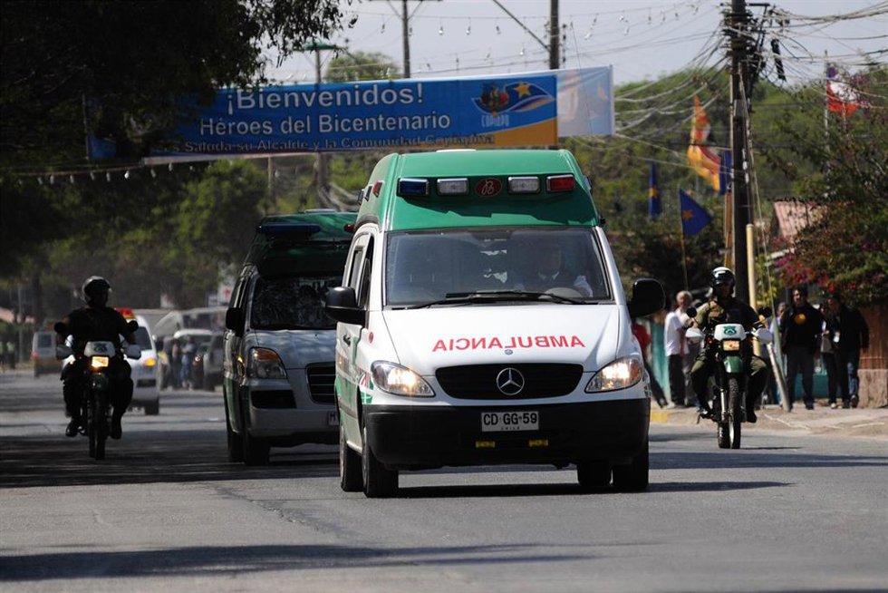 Archivo - SAN JOSE, Oct. 14, 2010  Rescued miners are transported by ambulances to Mina San Jose Regional Hospital in San Jose Del Carmen Copiapo, Chile, on Oct. 13, 2010. Sixteen of the 33 miners trapped in the collapsed mine have so far been brought t