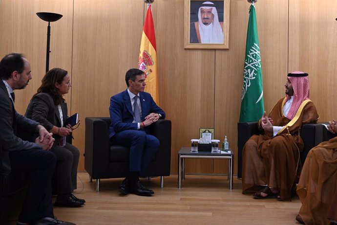 El presidente del Gobierno, Pedro Sánchez (i), y el primer ministro de Arabia Saudita, Mohammad bin Salmán (d), durante la reunión que han mantenido en el marco de la cumbre del Consejo Europeo, a 16 de octubre de 2024, en Bruselas (Bélgica).