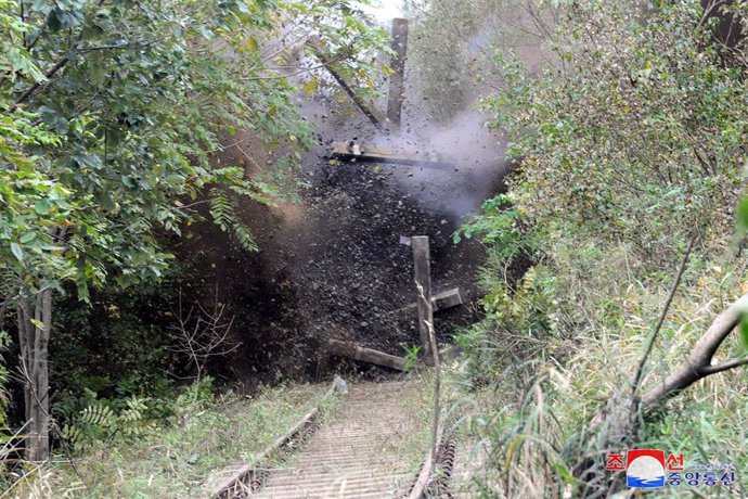 Explosiones realizadas por Corea del Norte para destruir tramos de carreteras y vías ferroviarias que conectan con territorio surcoreano