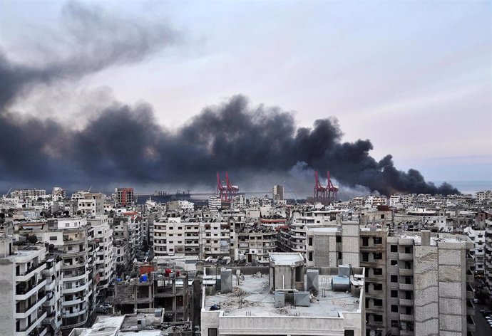 Archivo - Imagen de archivo de una columna de humo tras un ataque israelí en la ciudad costera de Latakia, en el oeste de Siria