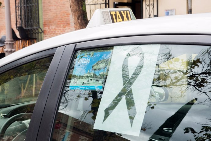 Taxi de Alcalá en el minuto de silencio convocado frente al Ayuntamiento