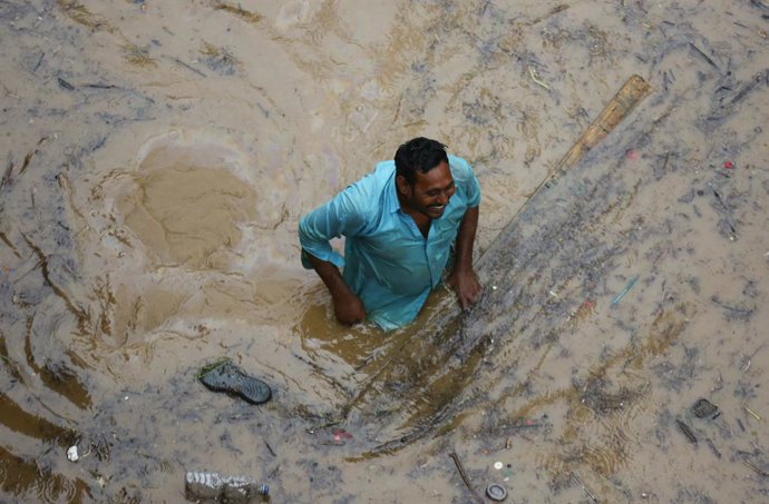 28 September 2024, Nepal, Kathmandu: A man wades through an area flooded by the overflowing Bagmati river following heavy rains, in Kathmandu. Photo: Dipen Shrestha/ZUMA Press Wire/dpa