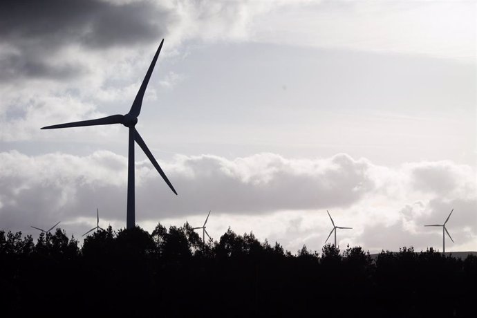 Archivo - Varios aerogeneradores en el parque eólico de Vilachá, a 15 de marzo de 2024, en Lugo, Galicia (España). 