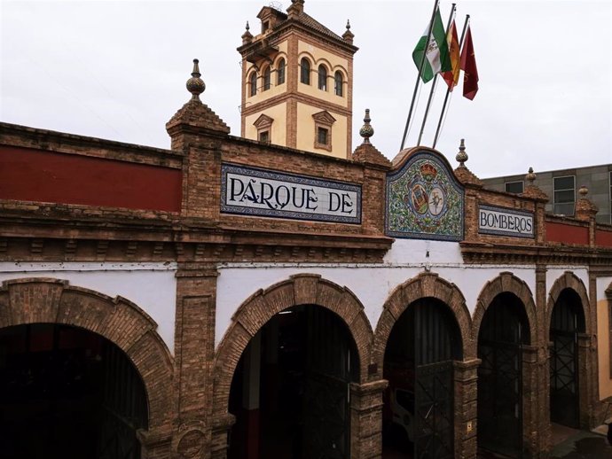 Archivo - Parque central de Bomberos, junto al puente de San Bernardo.