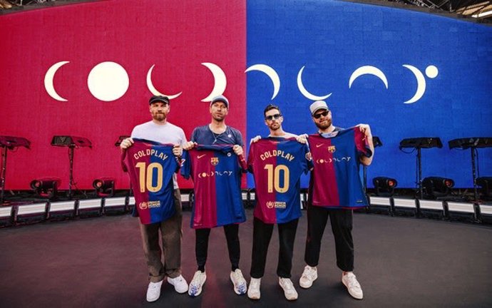 La banda de música Coldplay posa con las camisetas del FC Barcelona con su logo en el pech, que serán usadas en el primer Clásico de la temporada 2024/25