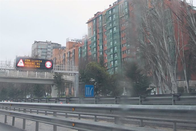 Archivo - Un cartel luminoso en la carretera avisa de la lluvia