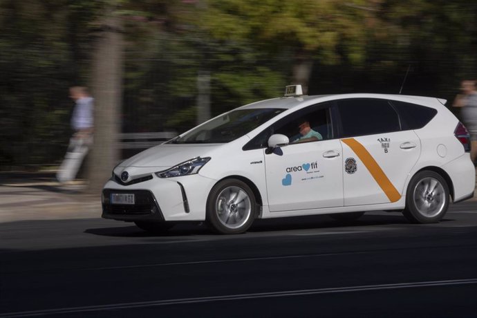 Archivo - Un taxi circulando por Sevilla