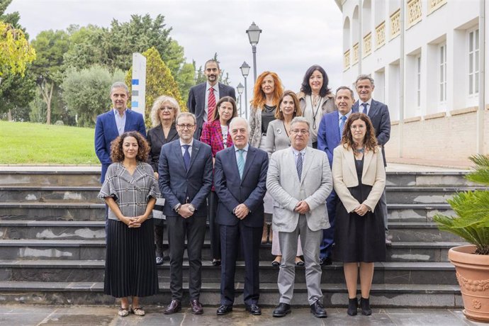 Los miembros del plenario de la Asociación Española de Montes de Piedad.