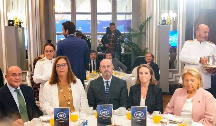 La secretaria general del PP, Cuca Gamarra, y el presidente del Senado, Pedro Rollán, junto a la presidenta de la AVT, Maite Araluce, en un desayuno informativo organizado por Fórum Europa.