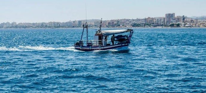 Archivo - Marisqueo mariscador toxinas bivalvos mar málaga flota pesca pesquero