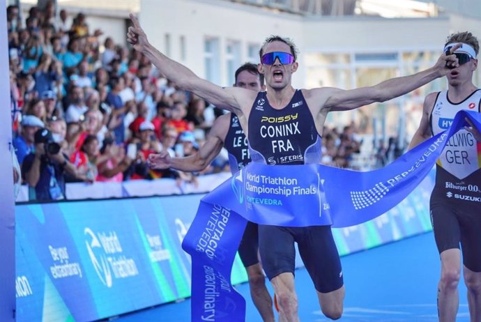 Archivo - El francés Dorian Coninx celebra su victoria en Pontevedra la gran final de las Series Mundiales de 2023